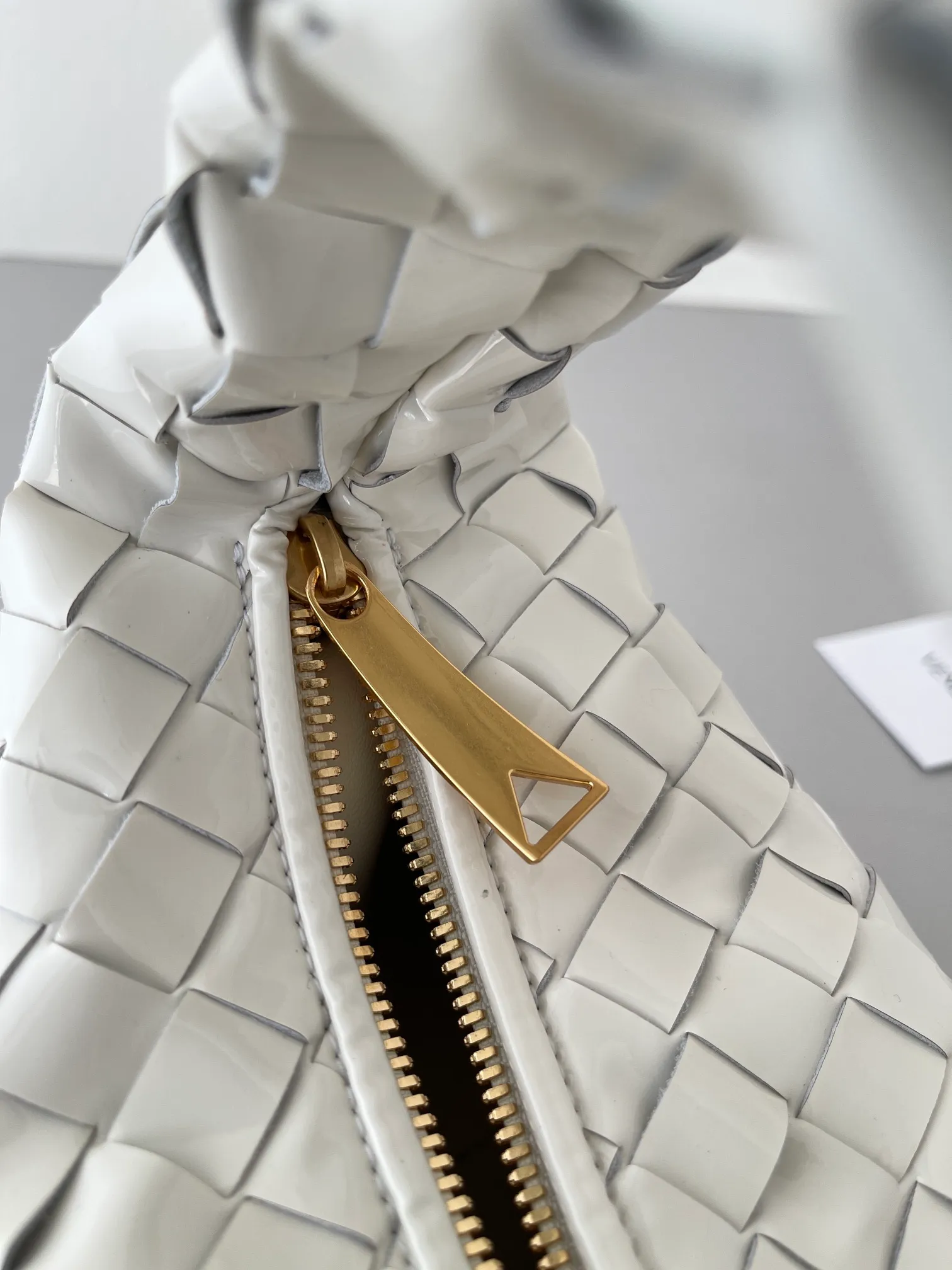 Mini Jodie Patent Leather New Color Bottega Veneta ͙.——The latest woven knotted hobo, the bag has a unique shape, is particularly practical and durable. It retains the traditional woven elements while being a little more flamboyant ~ Made of hand-woven cowhide, zipper opening and closing, curved seamless structure, effortless to match, highly recommended ⚠️⚠️⚠️ Size: 23cm*15cm*5cm